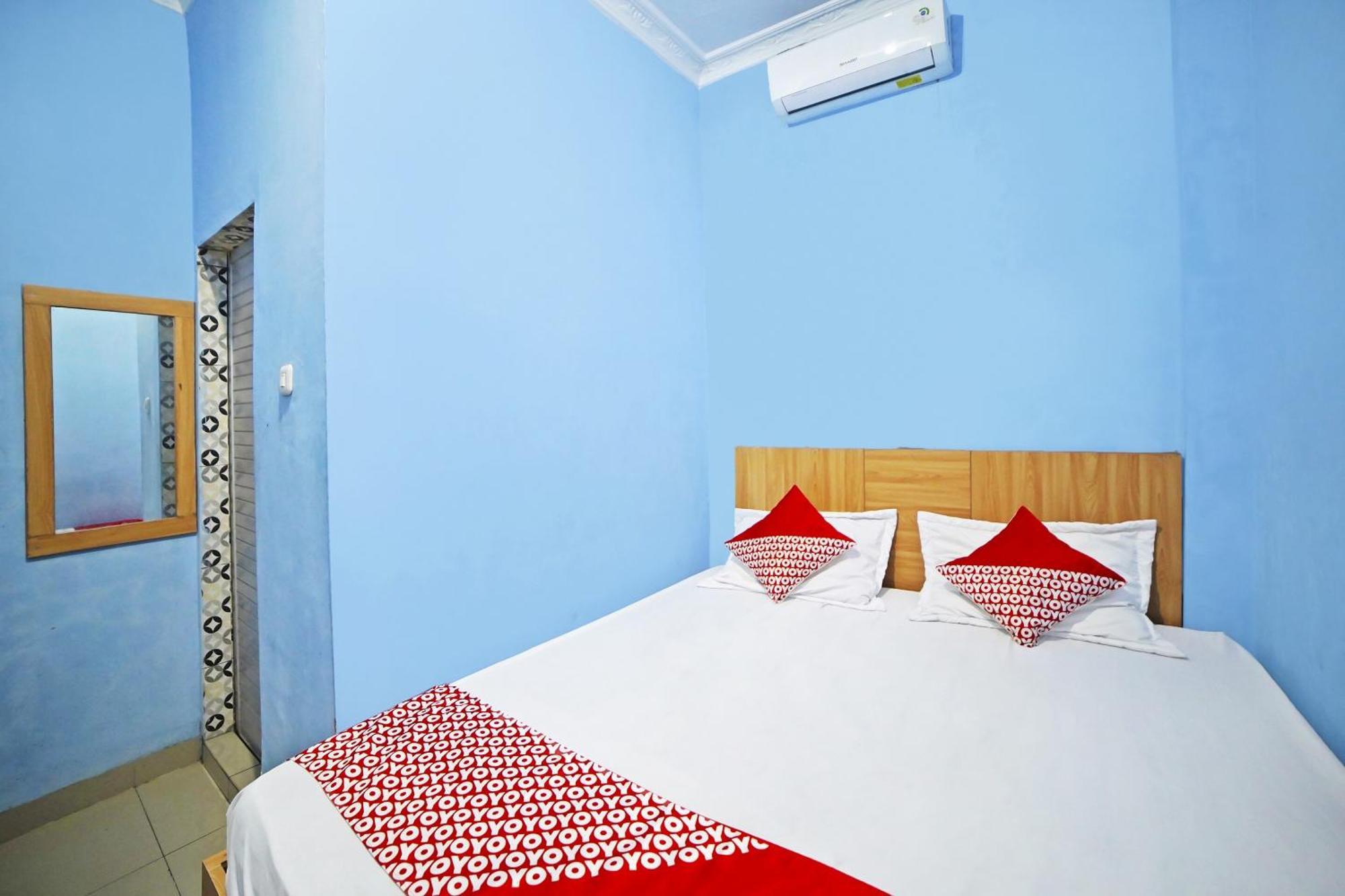 Oyo 90922 Gurusinga Guesthouse Медан Экстерьер фото