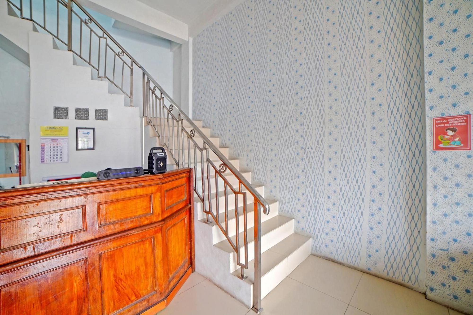 Oyo 90922 Gurusinga Guesthouse Медан Экстерьер фото