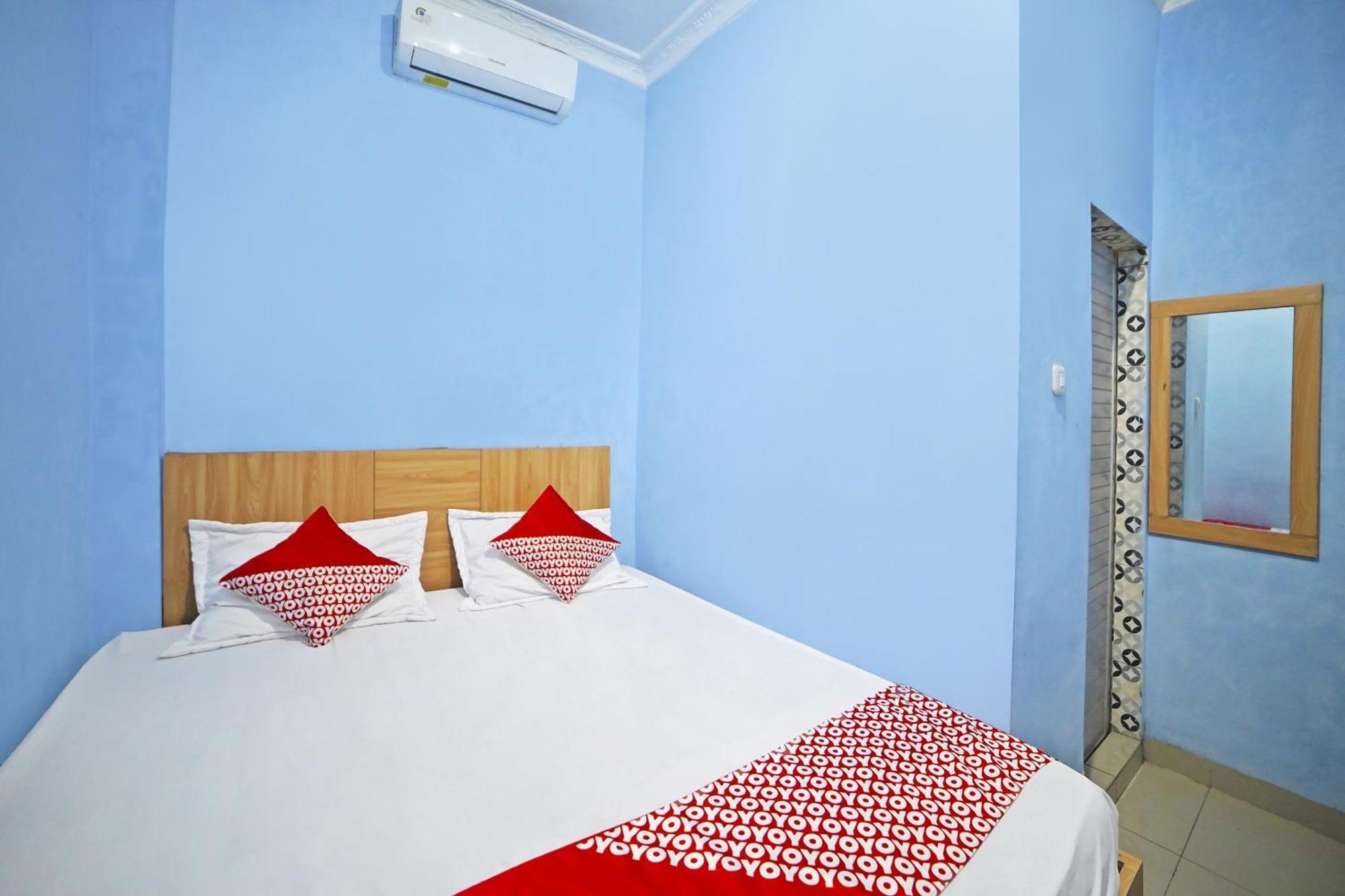 Oyo 90922 Gurusinga Guesthouse Медан Экстерьер фото