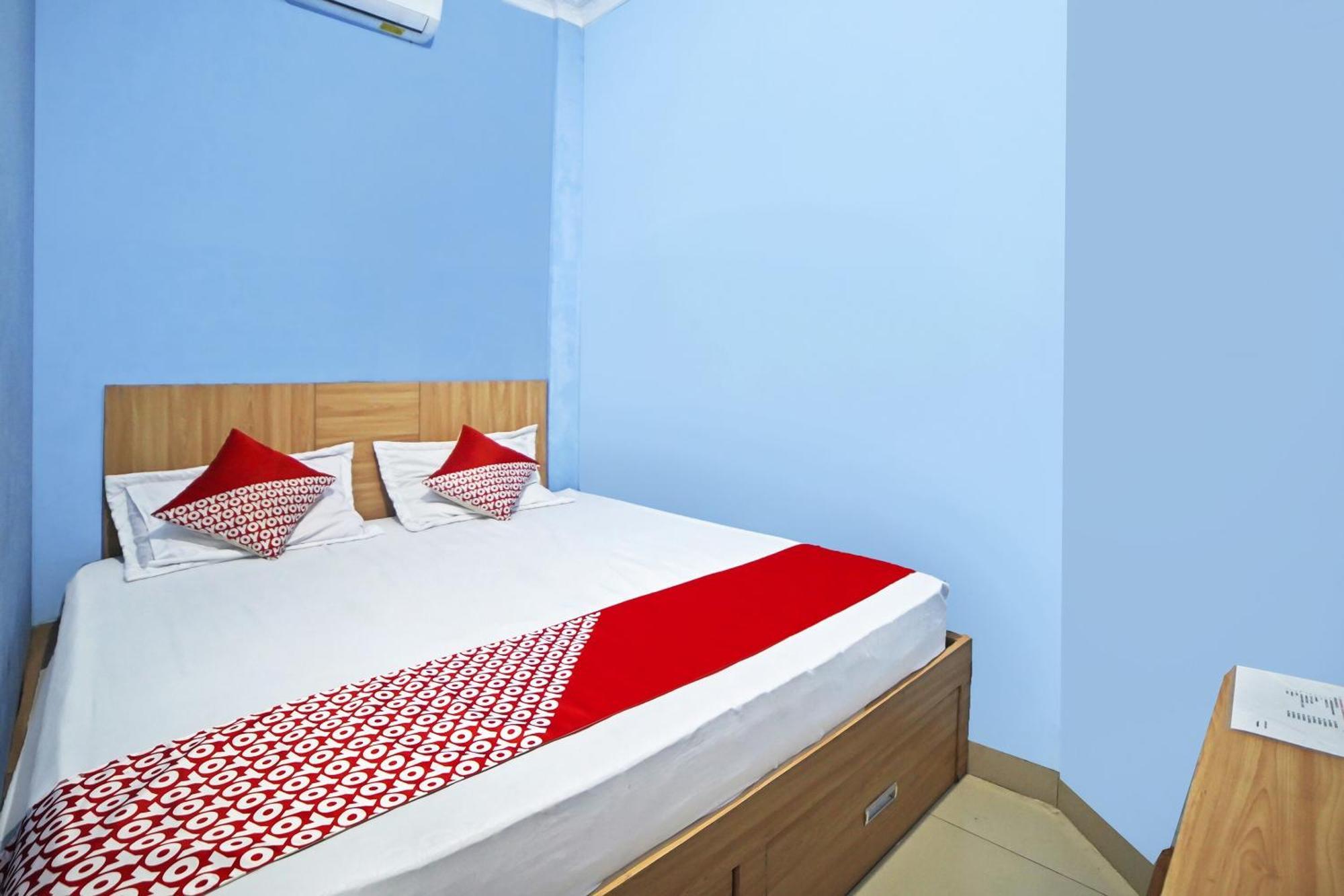 Oyo 90922 Gurusinga Guesthouse Медан Экстерьер фото